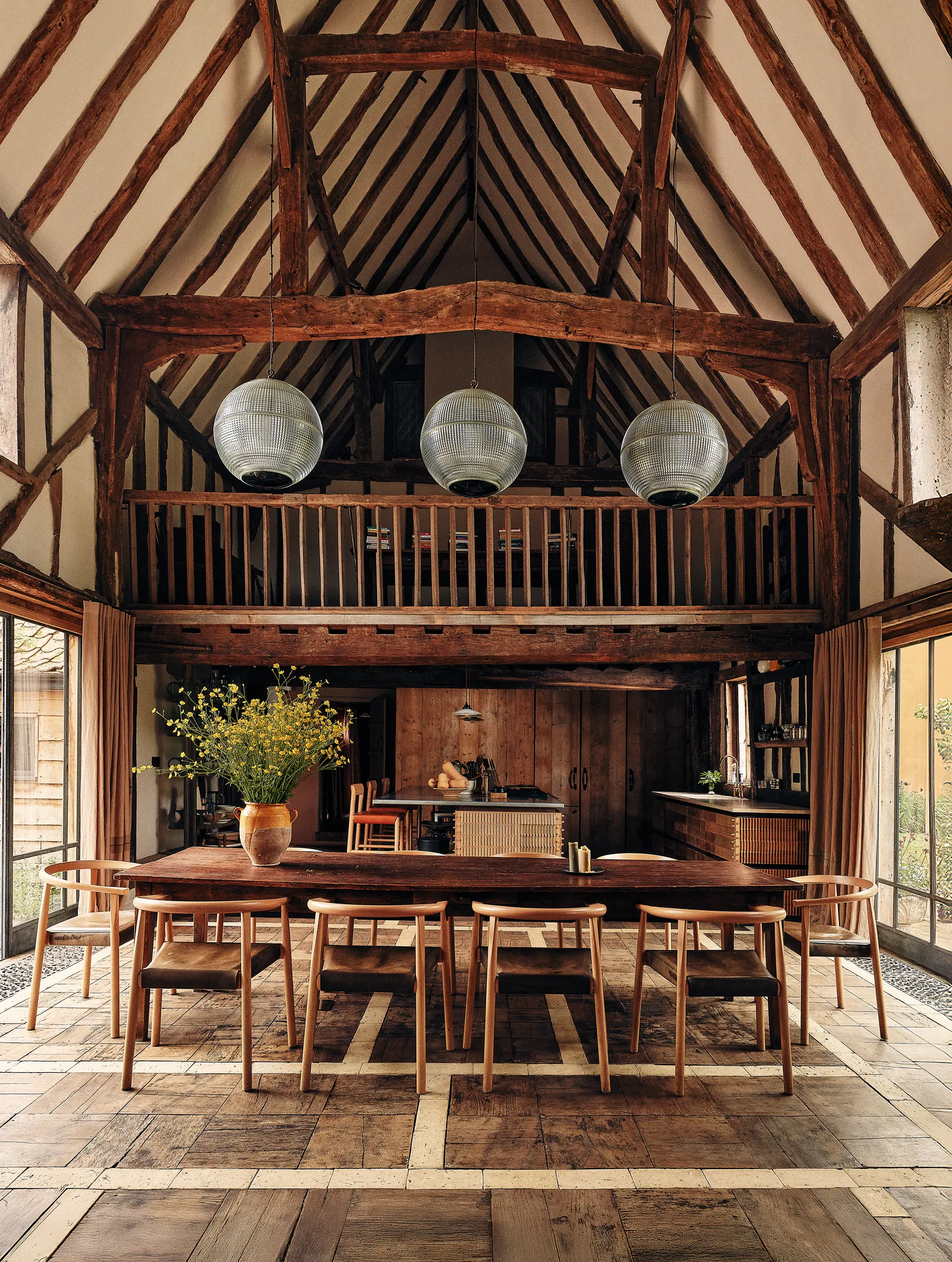 salle à manger et cuisine ouverte maison ancienne avec poutres décoration contemporaine