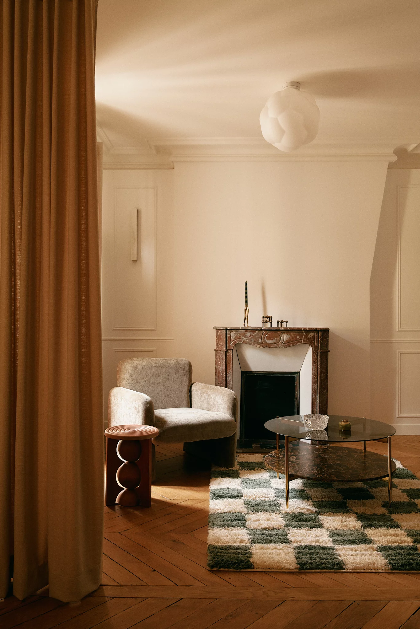 salon avec cheminée marbre deux-pièces 50m2 haussmannien Paris décoration contemporaine salon avec cheminée marbre deux-pièces 50m2 haussmannien Paris décoration contemporaine
