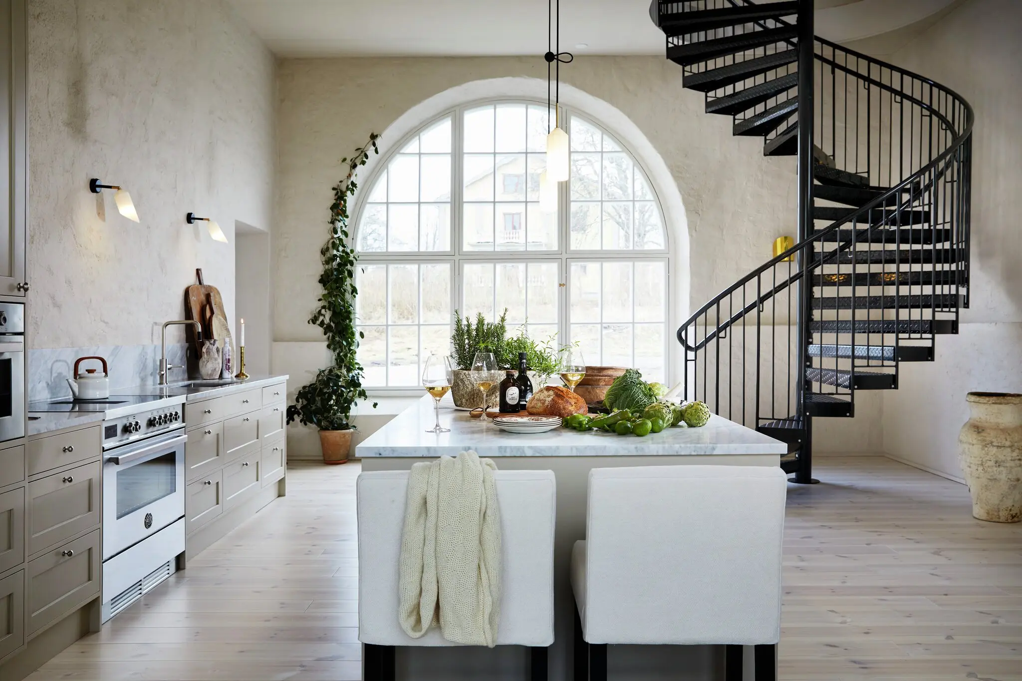 cuisine avec escalier en colimaçon et fenêtre cintrée cuisine avec escalier en colimaçon et fenêtre cintrée