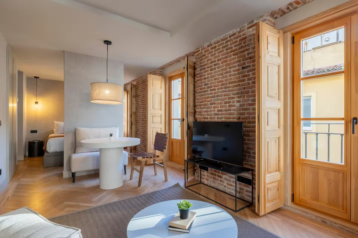 salon studio optimisé en deux-pièces avec chambre semi-ouverte