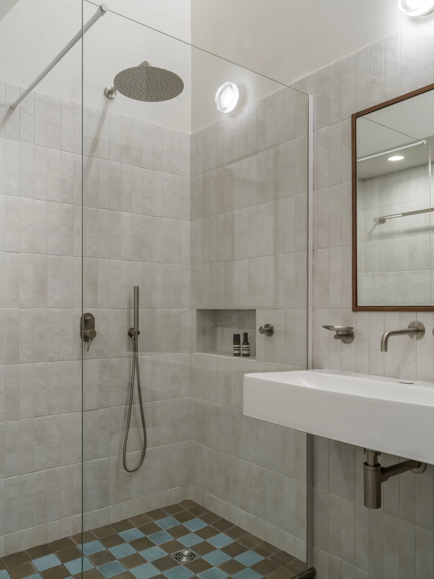 salle de bain moderne blanche