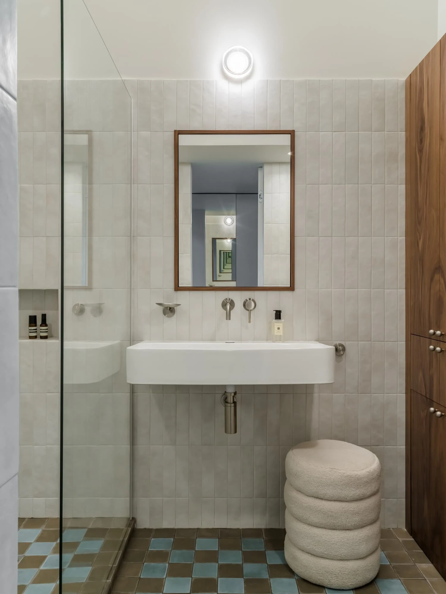 salle de bain moderne blanche