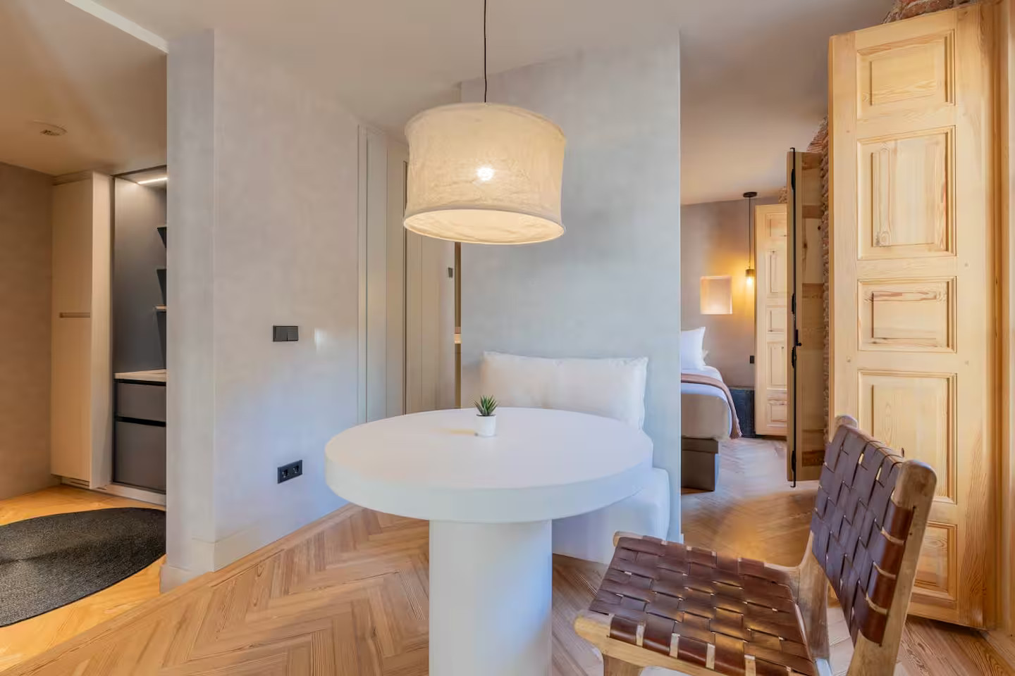 salon studio optimisé en deux-pièces avec chambre semi-ouverte