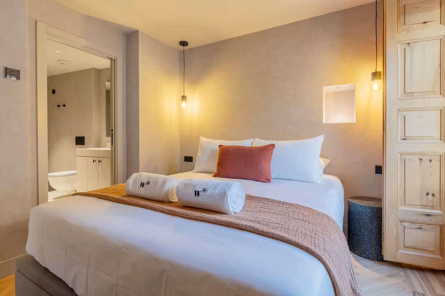 chambre avec salle de bain et volets intérieurs