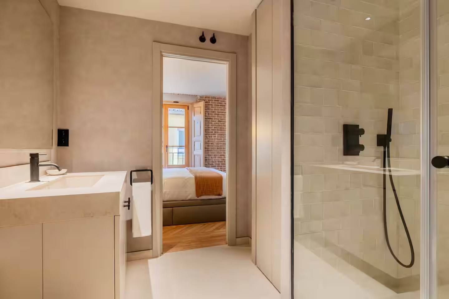 salle de bain contemporaine beige
