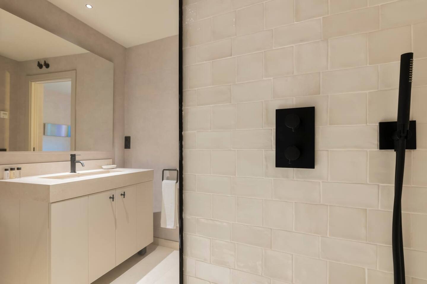 salle de bain contemporaine beige robinetterie noire