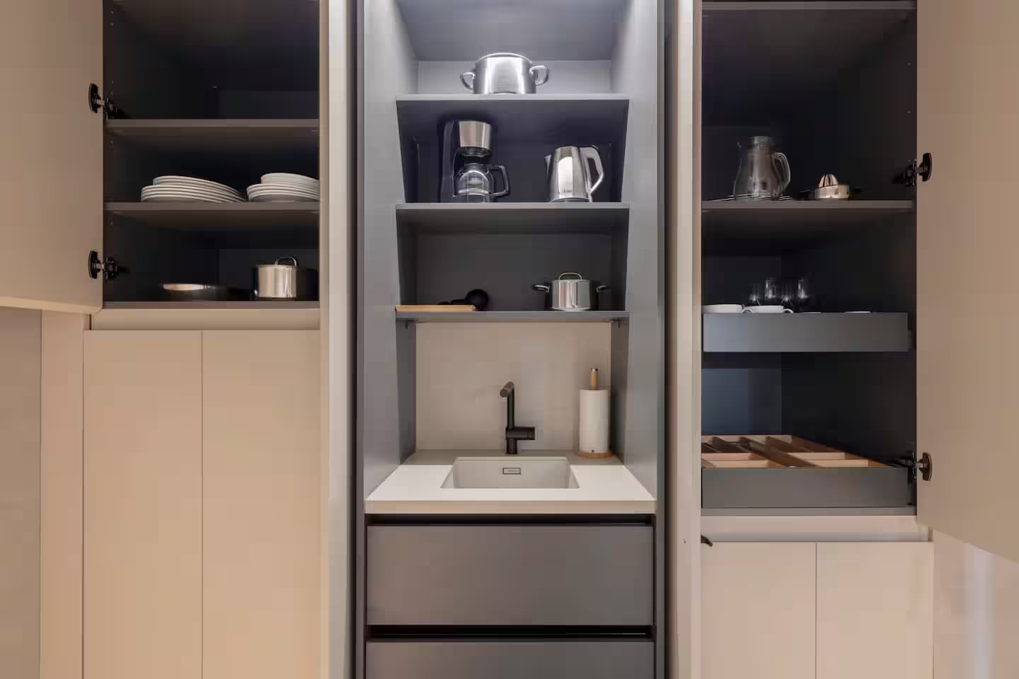 entrée avec cuisine aménagée
