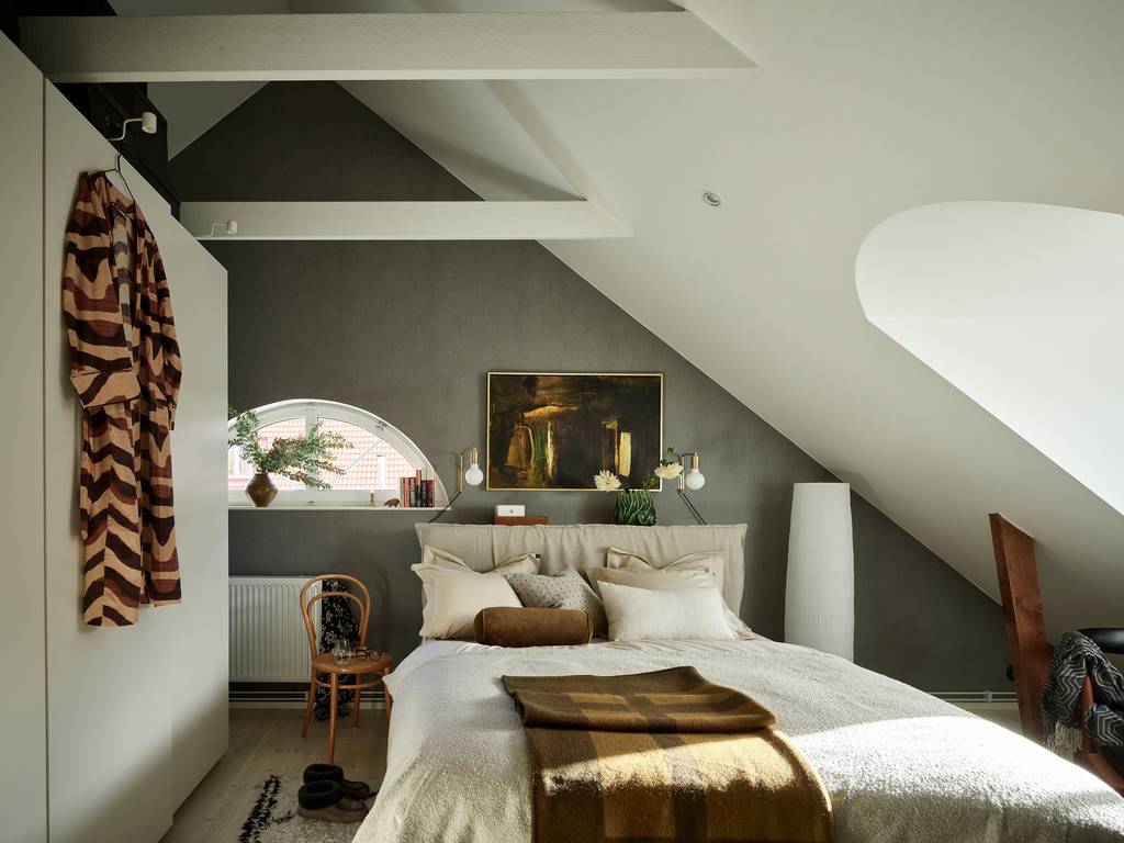 chambre mansardée murs kaki décoration scandinave appartement en duplex de 83m2 chambre mansardée murs kaki décoration scandinave appartement en duplex de 83m2