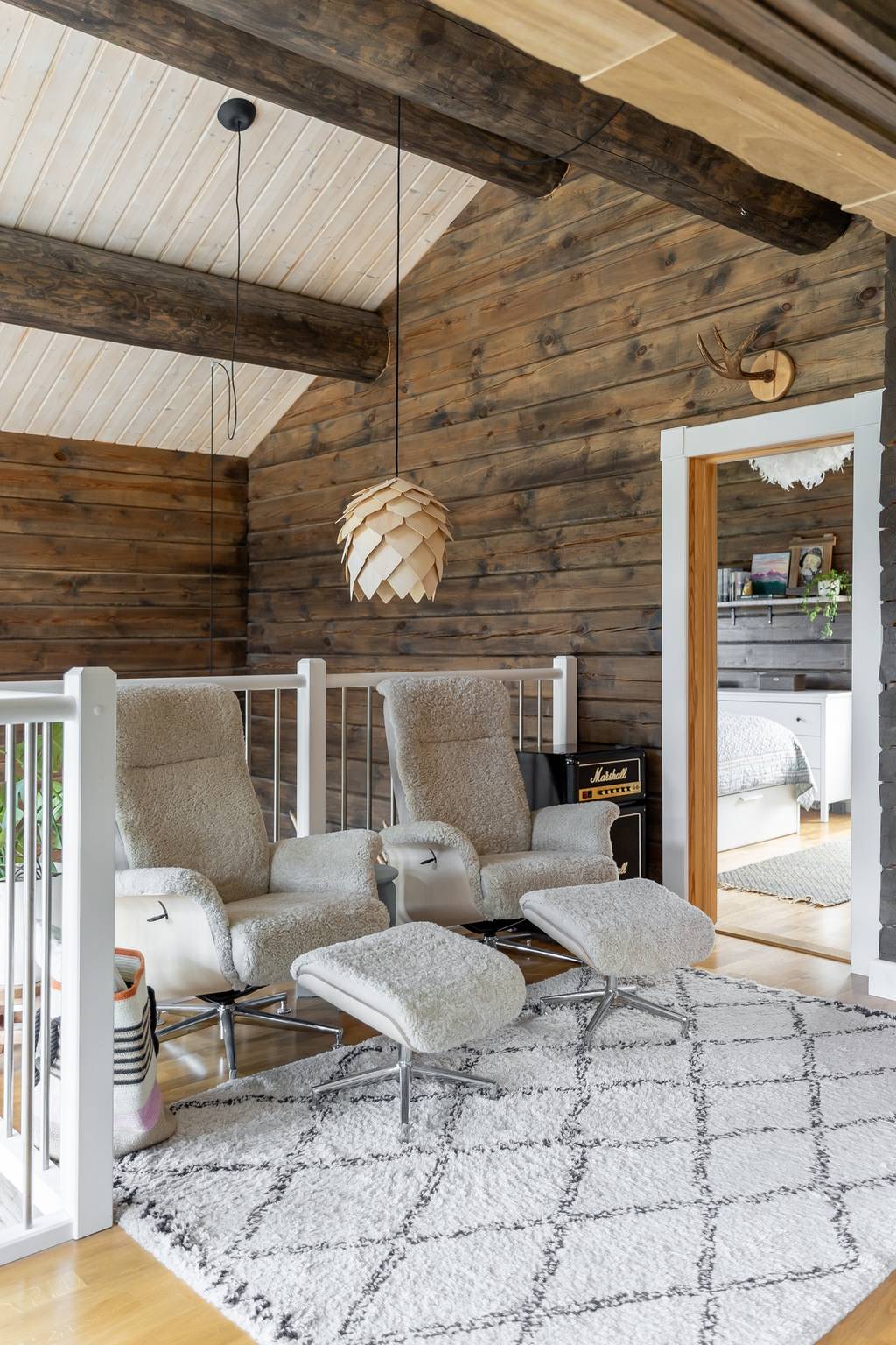mezzanine avec poutres décoration contemporaine maison à la montagne