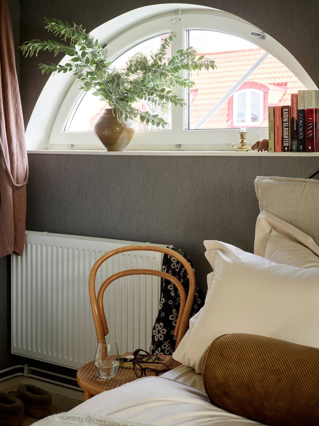 chambre mansardée murs kaki décoration scandinave appartement en duplex de 83m2 chambre mansardée murs kaki décoration scandinave appartement en duplex de 83m2