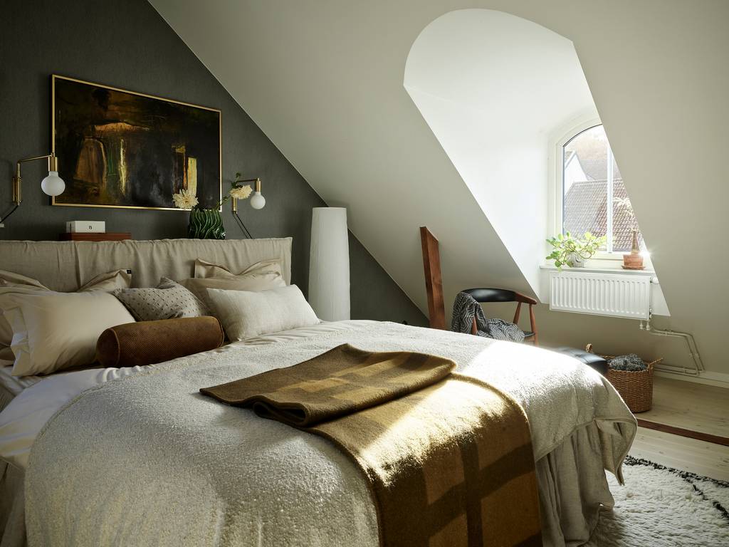 chambre mansardée murs kaki décoration scandinave appartement en duplex de 83m2 chambre mansardée murs kaki décoration scandinave appartement en duplex de 83m2