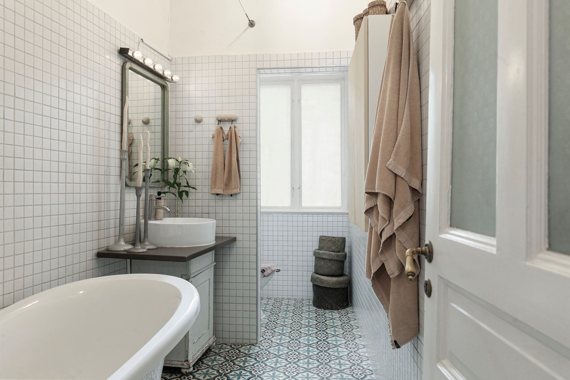 salle de bain carrelage blanc petit carreau sol plafond décoration scandinave