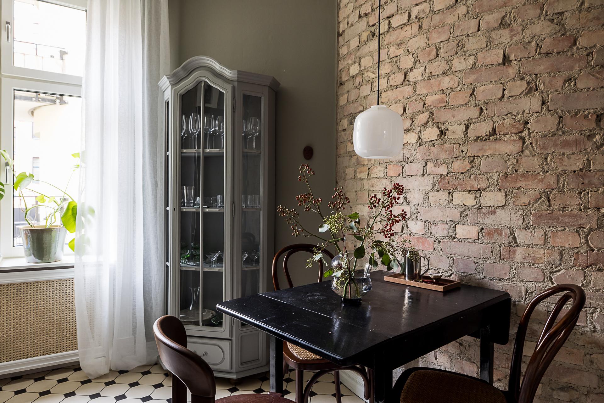 salle à manger avec mur briques anciennes appartement rénové salle à manger avec mur briques anciennes appartement rénové