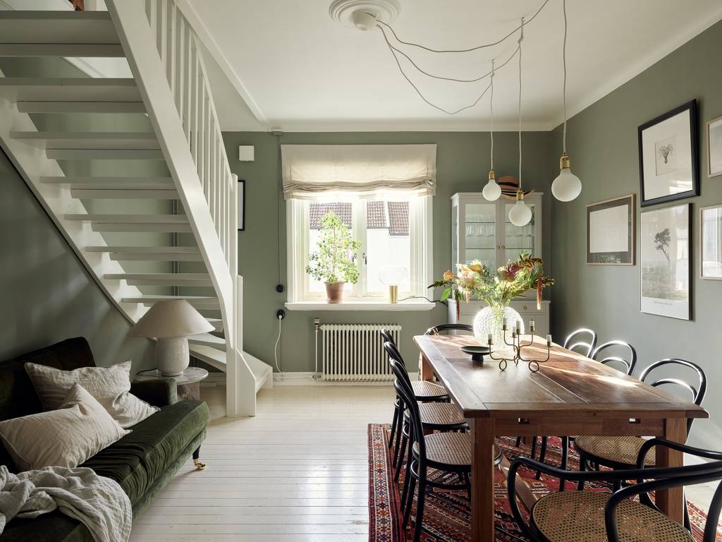 salle à manger avec escalier murs kaki déco rustique appartement en duplex de 83m2 salle à manger avec escalier murs kaki déco rustique appartement en duplex de 83m2
