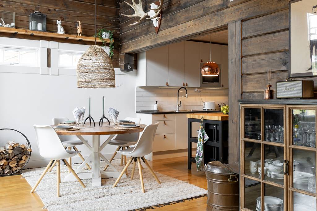 salle à manger et cuisine double hauteur décoration contemporaine maison à la montagne
