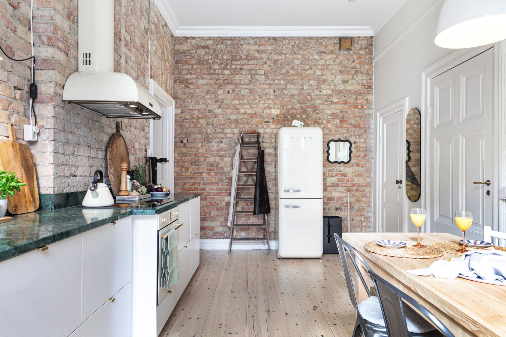 cuisine blanche design murs briques anciennes décoration scandinave