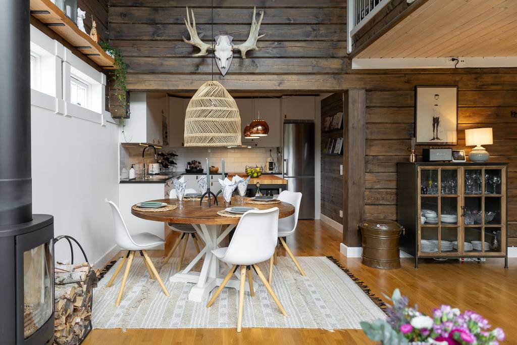 salle à manger et cuisine double hauteur décoration contemporaine maison à la montagne