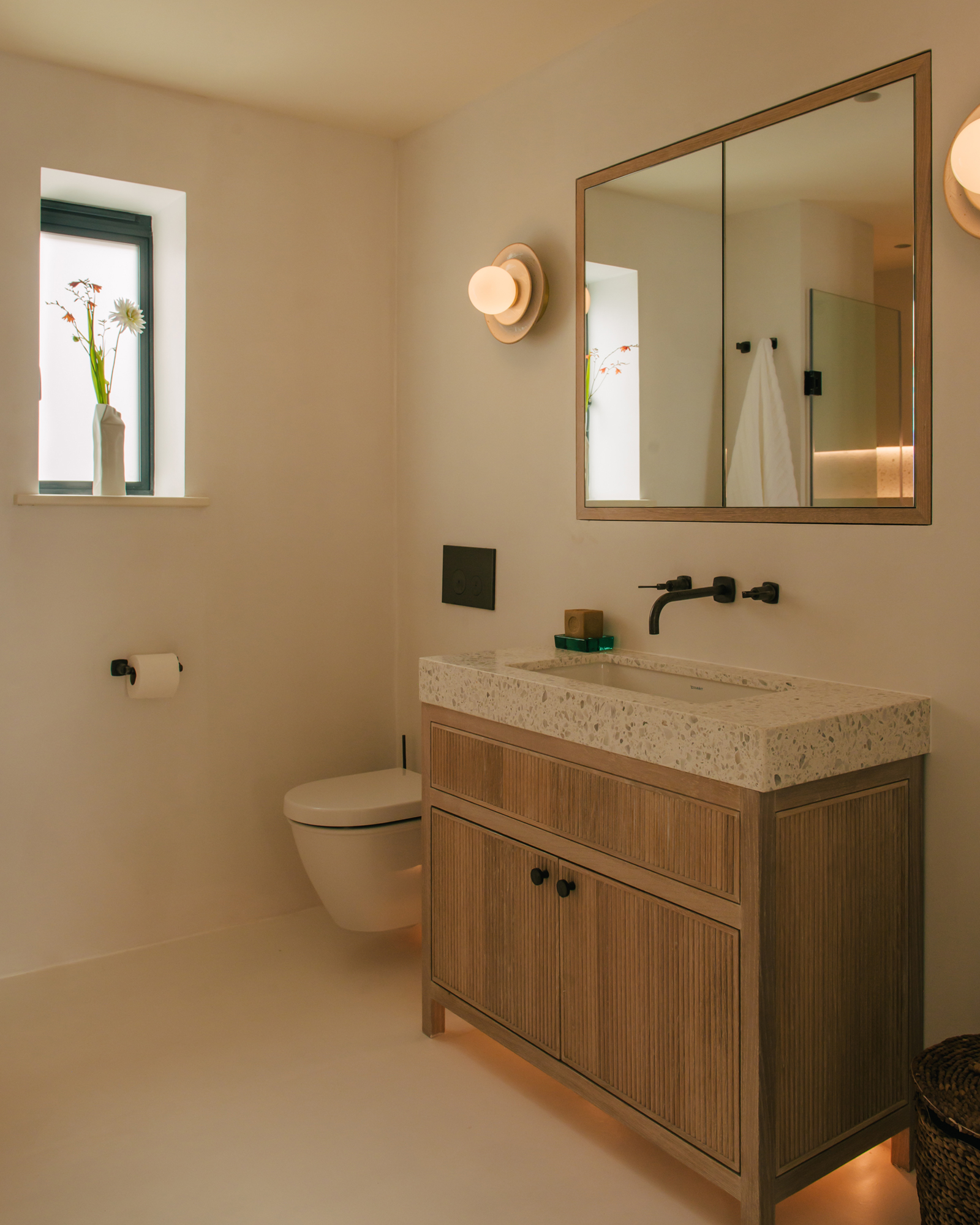 salle de bain terrazzo et bois