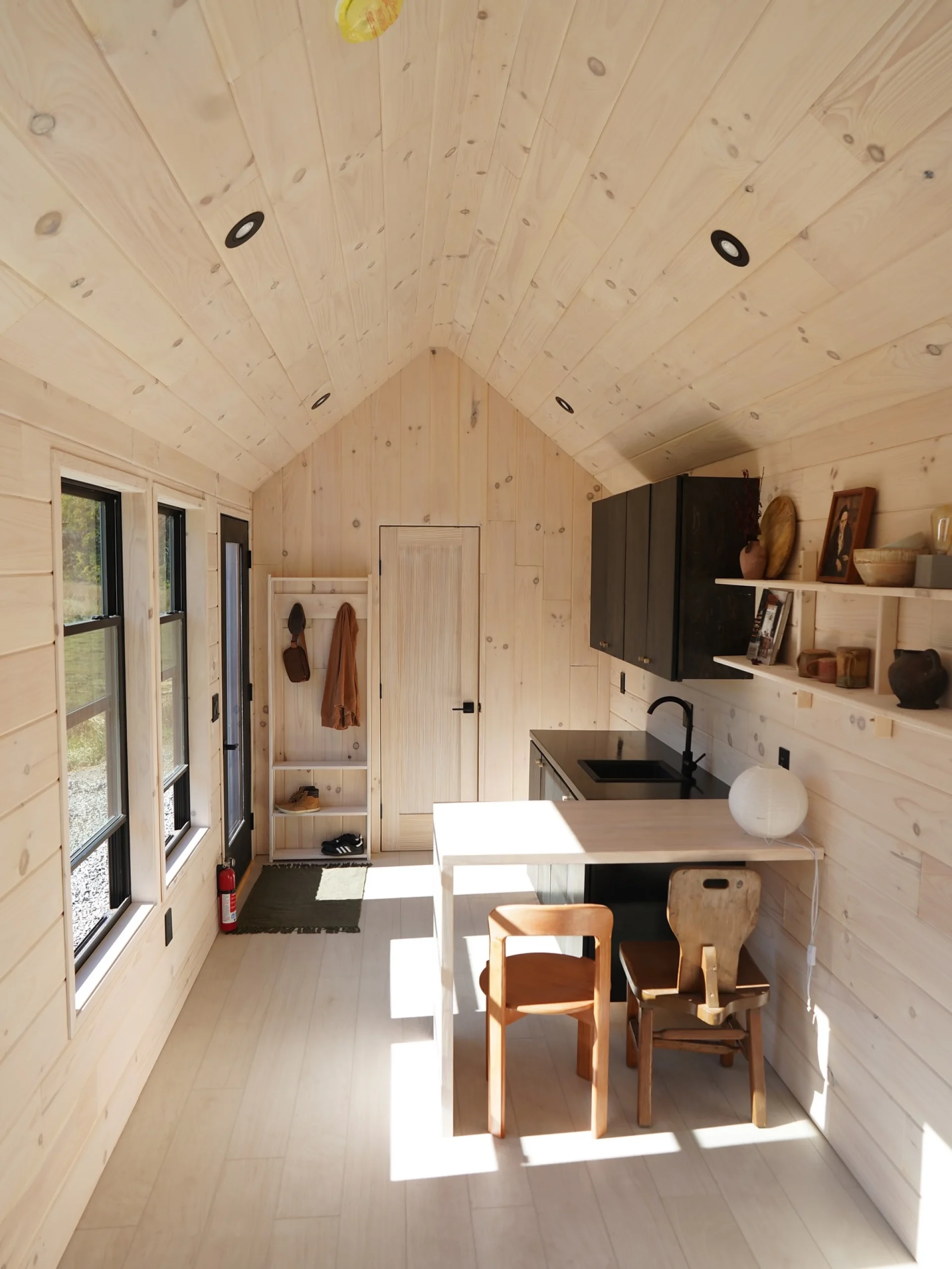 salon et cuisine murs bois clair tiny house de plain-pied 25m2 Nordic & Spruce salon et cuisine murs bois clair tiny house de plain-pied 25m2 Nordic & Spruce