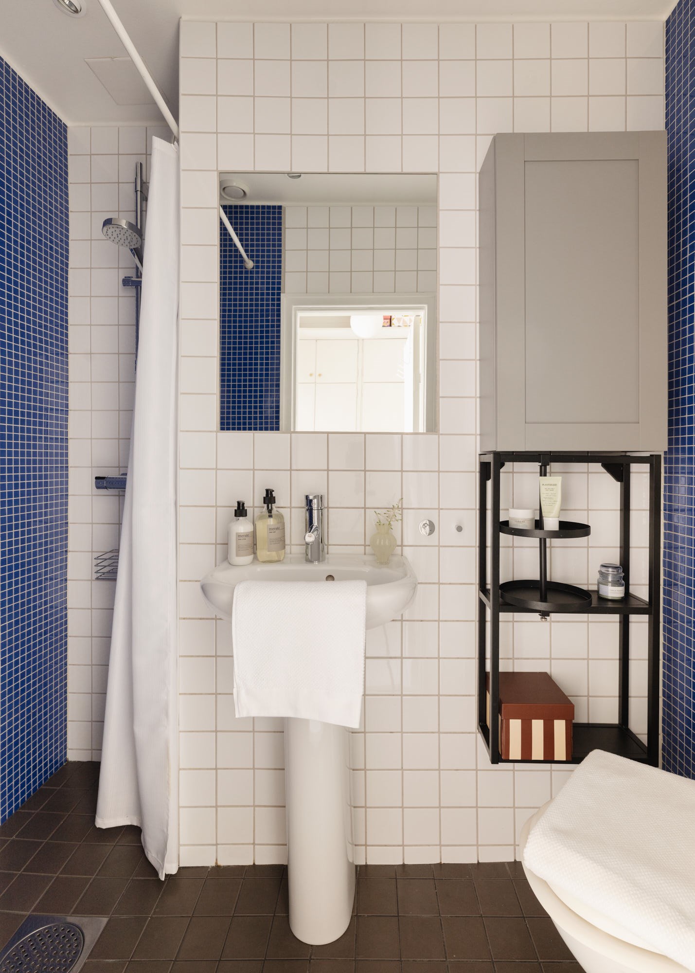salle de bain blanche et bleue salle de bain blanche et bleue