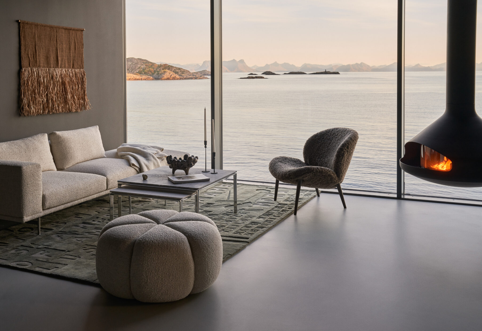 salon avec cheminée Focus maison contemporaine 70m2 Vipp