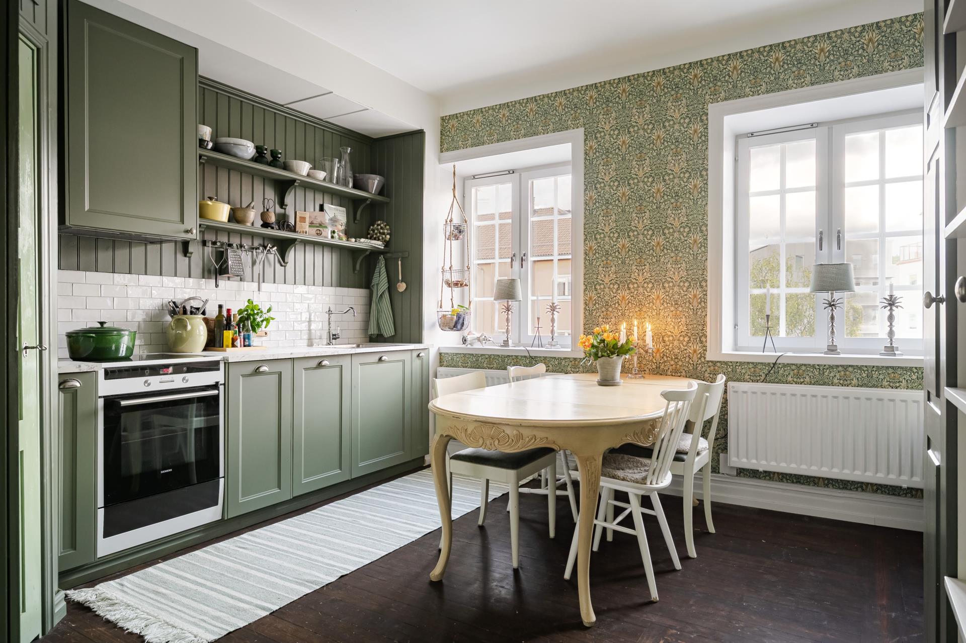 cuisine décoration scandinave verte avec papier-peint Snakeshead de William Morris