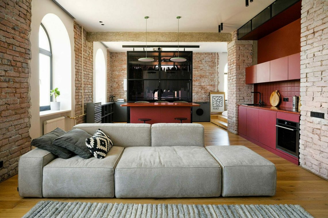 salon et cuisine rouge appartement 68m2 aux espaces ouverts style loft fenêtres cintrées murs briques salon et cuisine rouge appartement 68m2 aux espaces ouverts style loft fenêtres cintrées murs briques