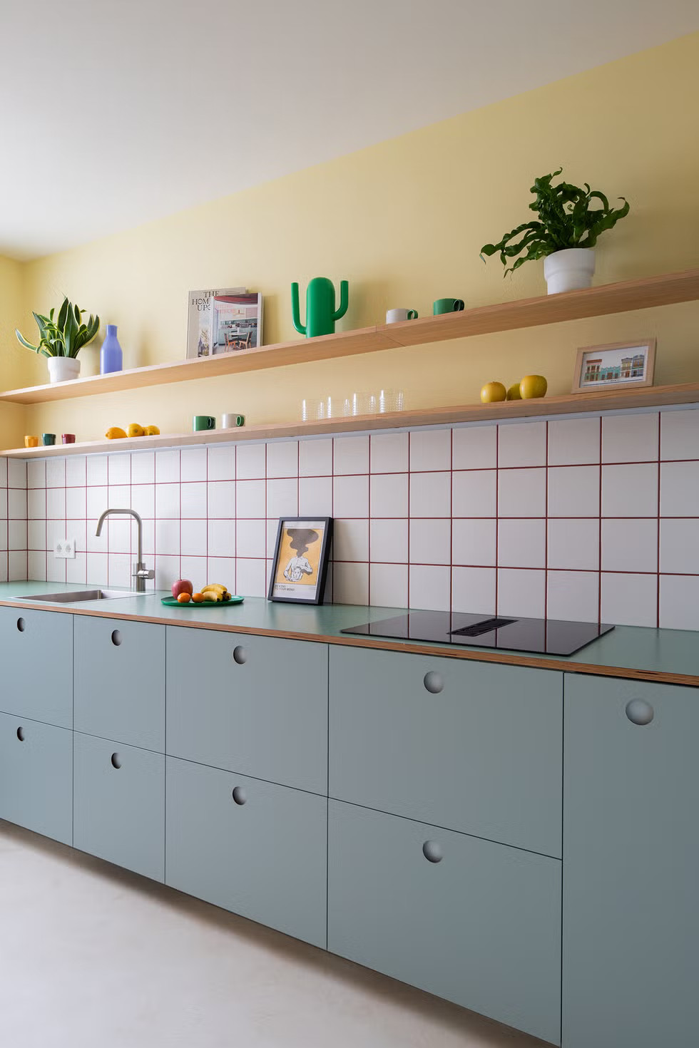 cuisine bleue et jaune inspiration Bauhaus