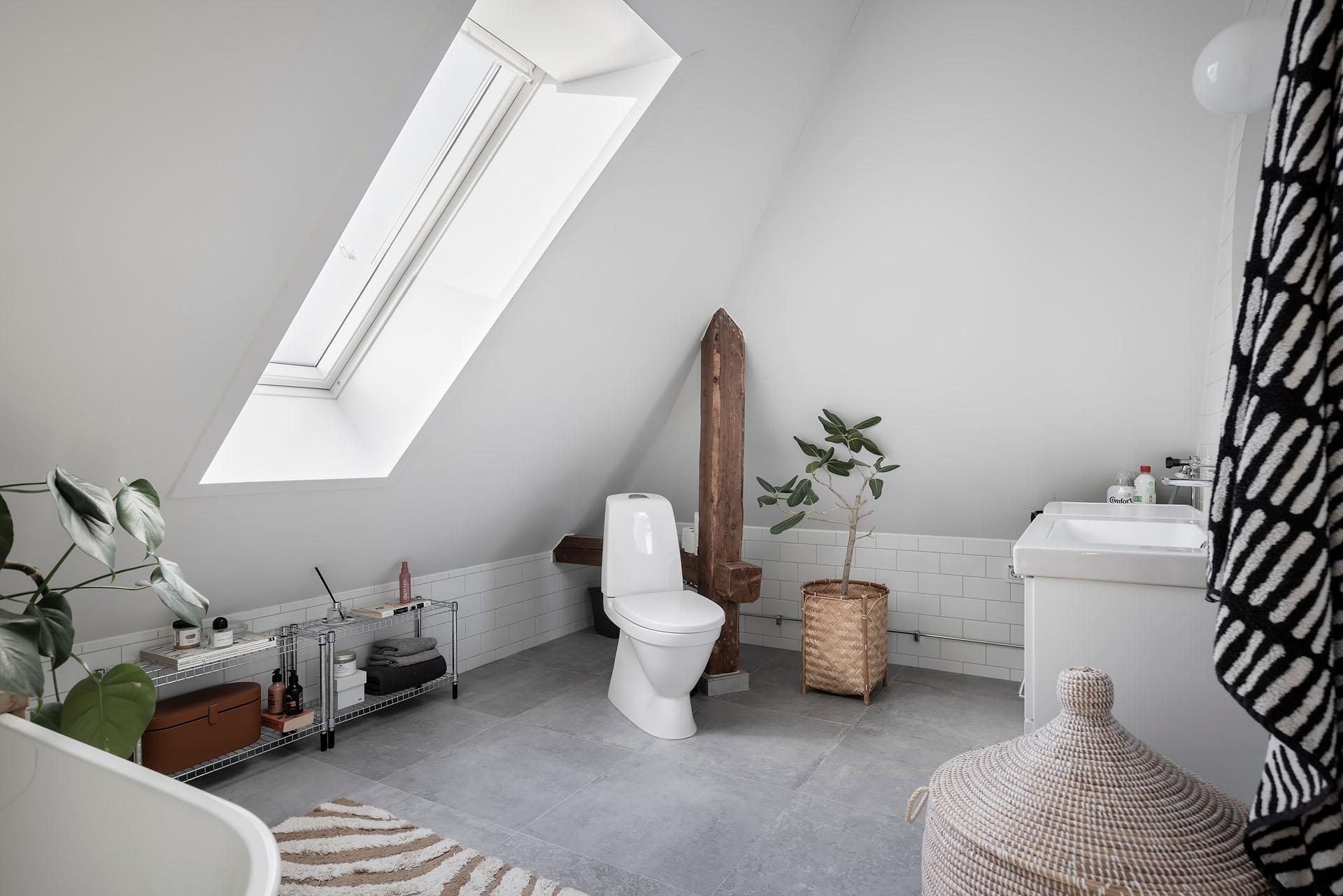 salle de bain blanche mansardée
