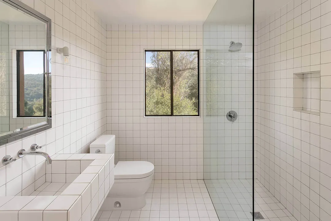 salle de bain carrelage blanc avec fenêtre maison Sea Ranch Californie salle de bain carrelage blanc avec fenêtre maison Sea Ranch Californie