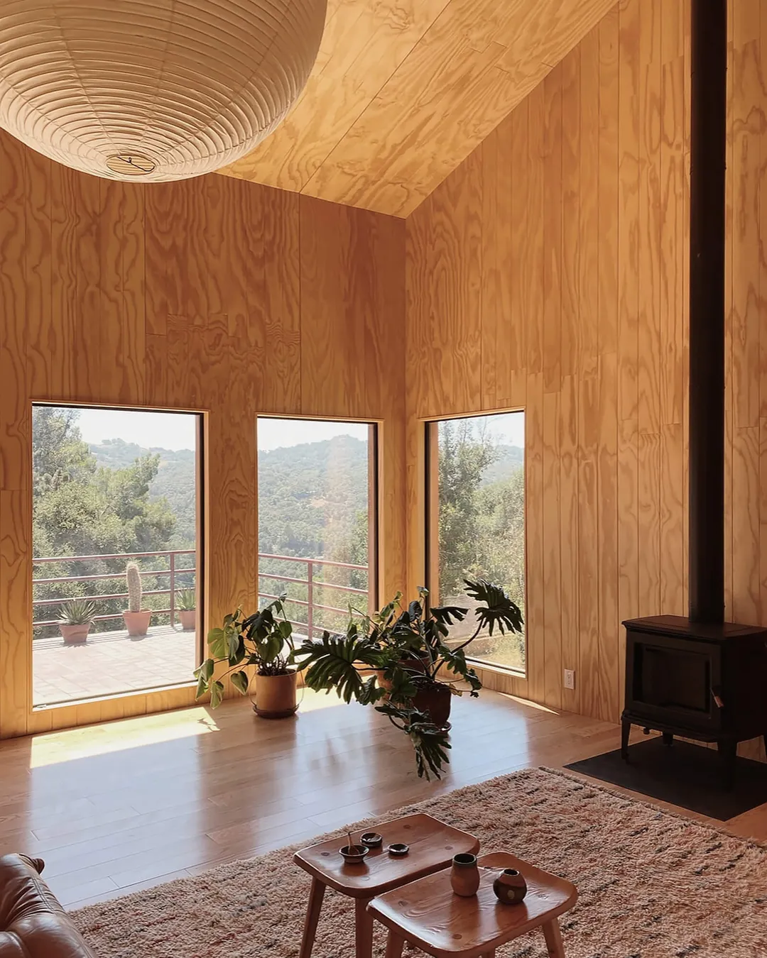 salon avec poêle mur en bois maison en bois Sea Ranch Californie salon avec poêle mur en bois maison en bois Sea Ranch Californie