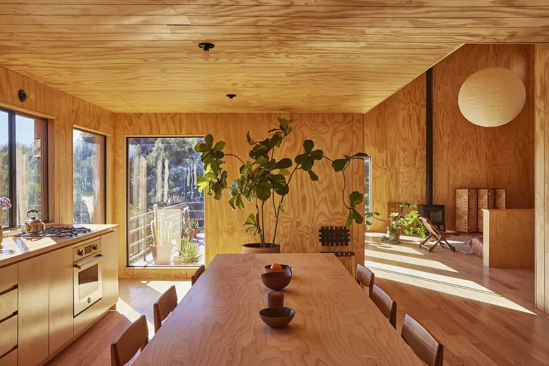salle à manger et cuisine ouverte mur en bois maison en bois Sea Ranch Californie salle à manger et cuisine ouverte mur en bois maison en bois Sea Ranch Californie