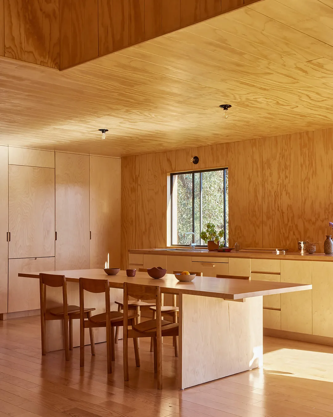 salle à manger et cuisine ouverte mur en bois maison en bois Sea Ranch Californie salle à manger et cuisine ouverte mur en bois maison en bois Sea Ranch Californie