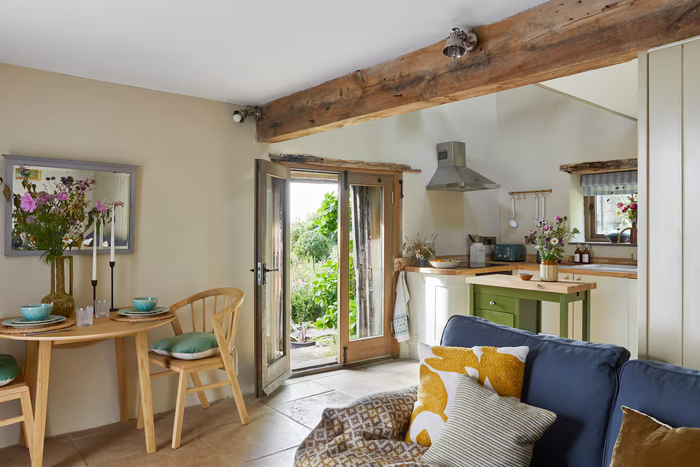 salon et cuisine ouverte cottage anglais décoration rustique chic The Lavendry Barn salon et cuisine ouverte cottage anglais décoration rustique chic The Lavendry Barn