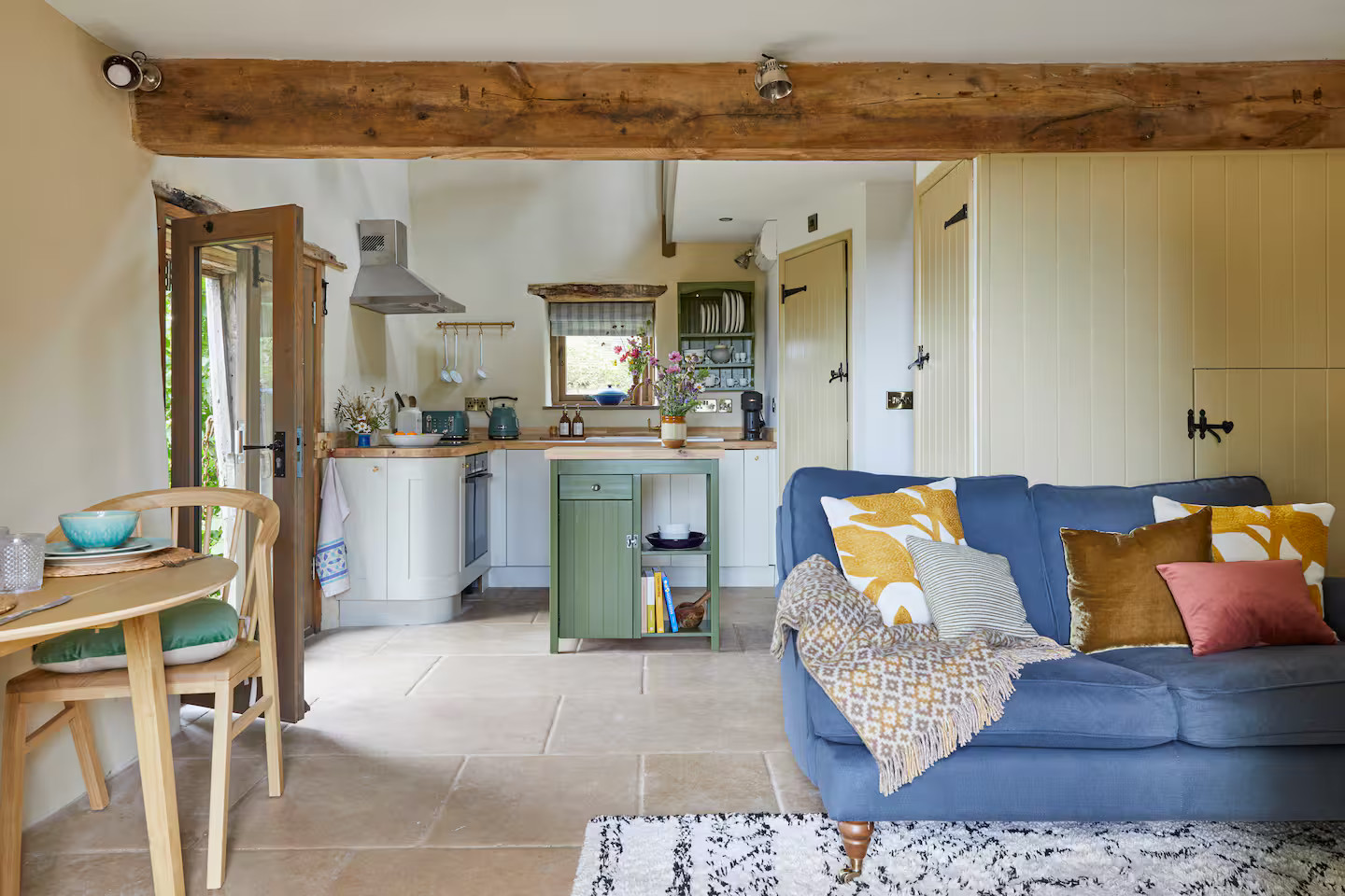 salon et cuisine ouverte cottage anglais décoration rustique chic The Lavendry Barn salon et cuisine ouverte cottage anglais décoration rustique chic The Lavendry Barn