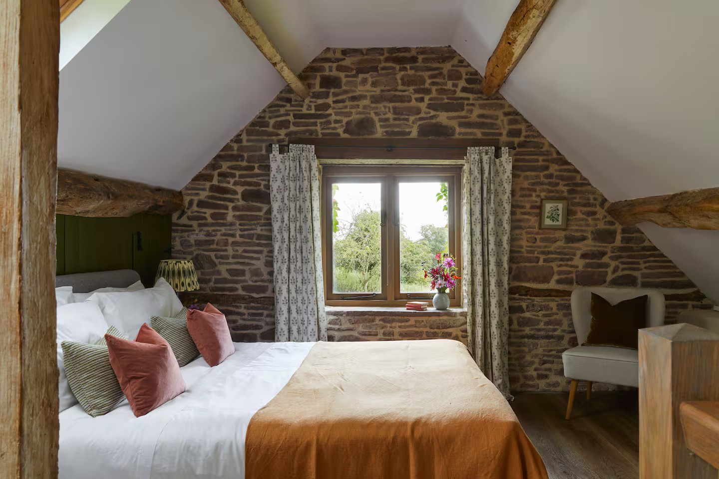 chambre mansardée mur de pierre cottage anglais décoration rustique chic The Lavendry Barn chambre mansardée mur de pierre cottage anglais décoration rustique chic The Lavendry Barn