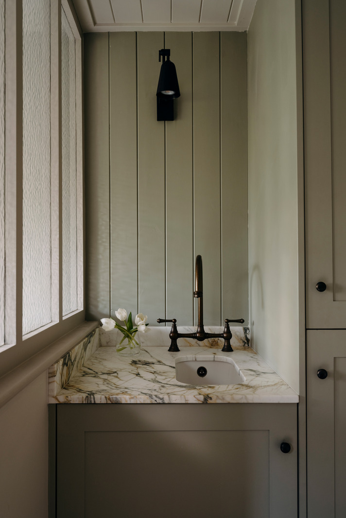 salle de bain murs lambris vert sauge maison moderne en bois salle de bain murs lambris vert sauge maison moderne en bois