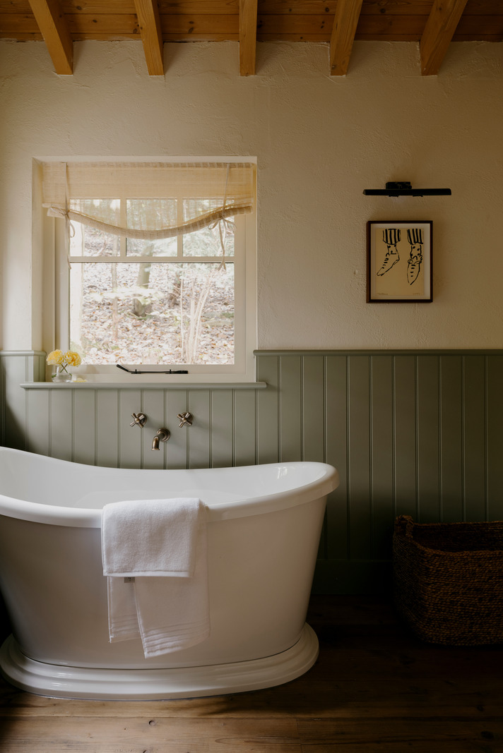 salle de bain murs lambris vert sauge maison moderne en bois décoration vintage salle de bain murs lambris vert sauge maison moderne en bois décoration vintage