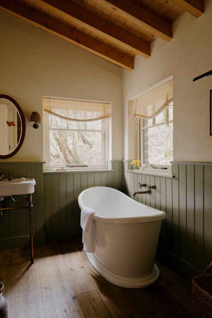 salle de bain murs lambris vert sauge maison moderne en bois décoration vintage salle de bain murs lambris vert sauge maison moderne en bois décoration vintage
