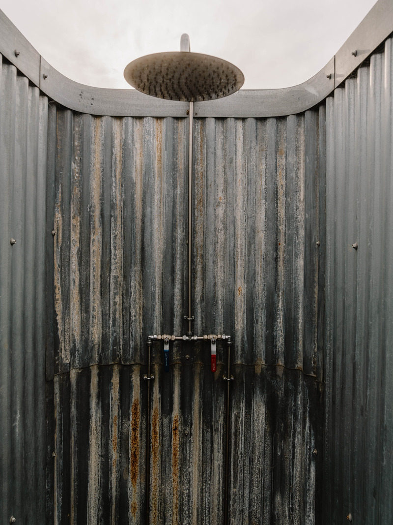 douche jardin en tôle style industriel maison de plage 62m2 Camber Sands façade tôle acier douche jardin en tôle style industriel maison de plage 62m2 Camber Sands façade tôle acier