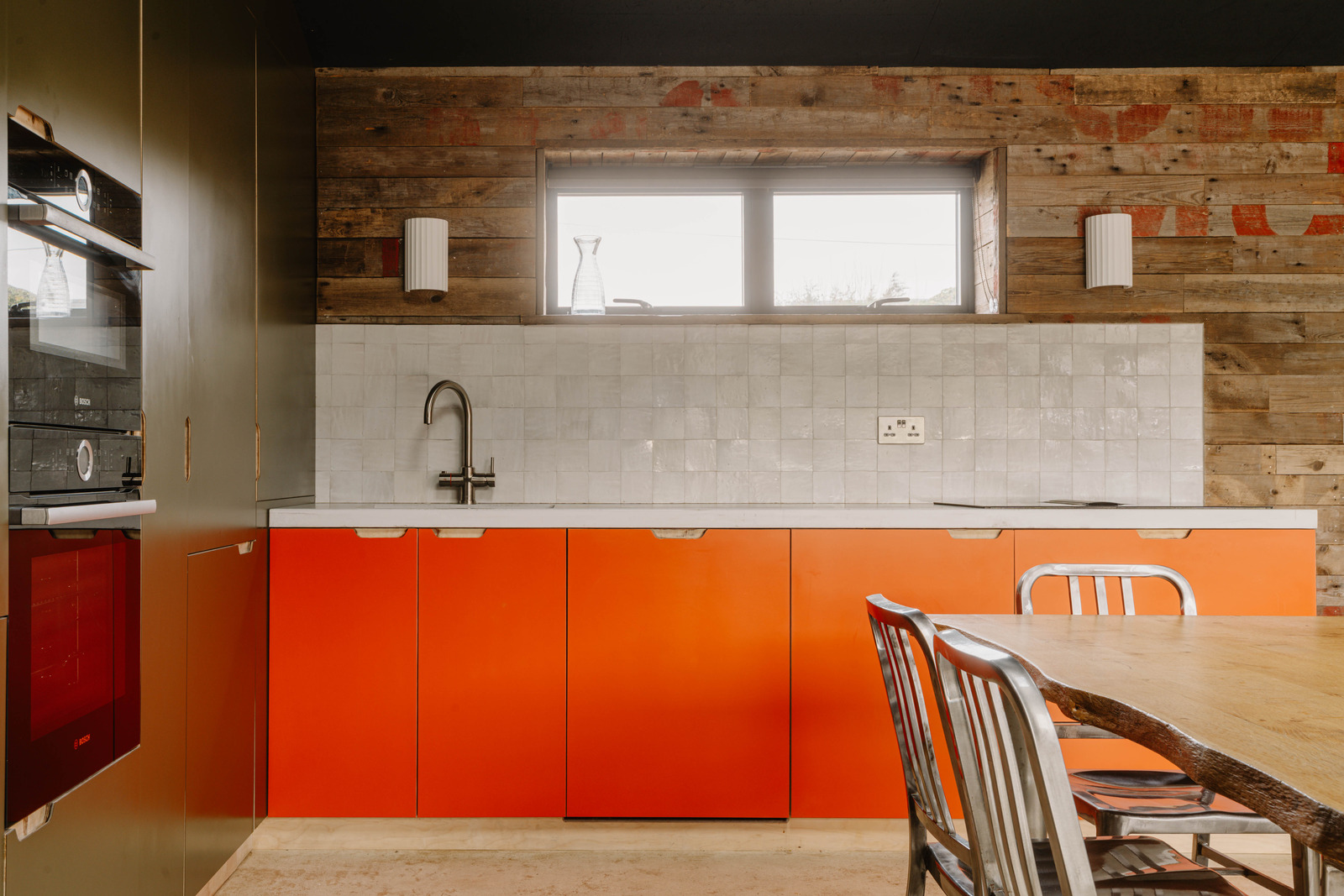 cuisine orange et salle à manger murs en bois recyclé maison de plage 62m2 Camber Sands cuisine orange et salle à manger murs en bois recyclé maison de plage 62m2 Camber Sands