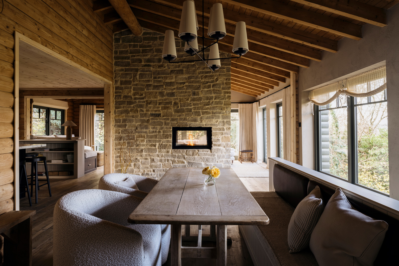 salle à manger maison moderne en bois avec cheminée double face salle à manger maison moderne en bois avec cheminée double face