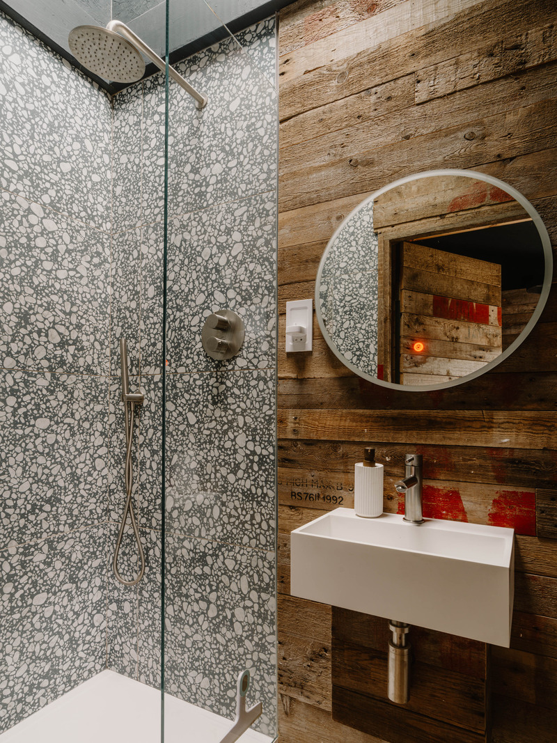 salle de bain design grise murs en bois recyclé maison de plage 62m2 Camber Sands salle de bain design grise murs en bois recyclé maison de plage 62m2 Camber Sands