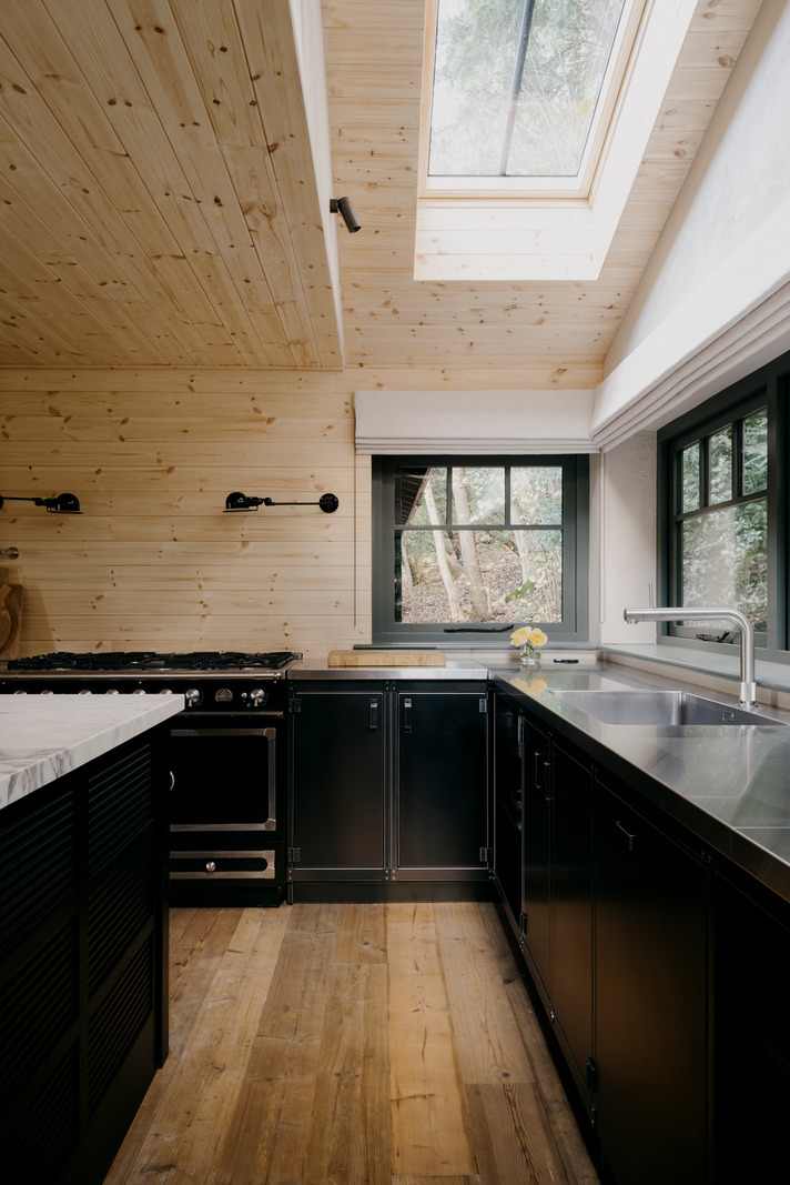 cuisine noire maison moderne en bois style rondins cuisine noire maison moderne en bois style rondins