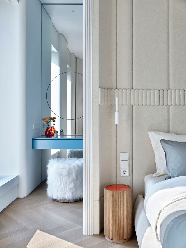 salle de bain bleue et chambre blanche décoration design appartement 95m2 par Buro11