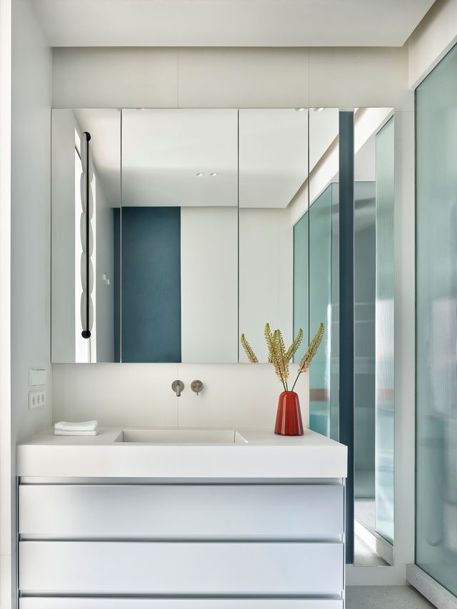 salle de bain bleue et blanche décoration design par Buro11