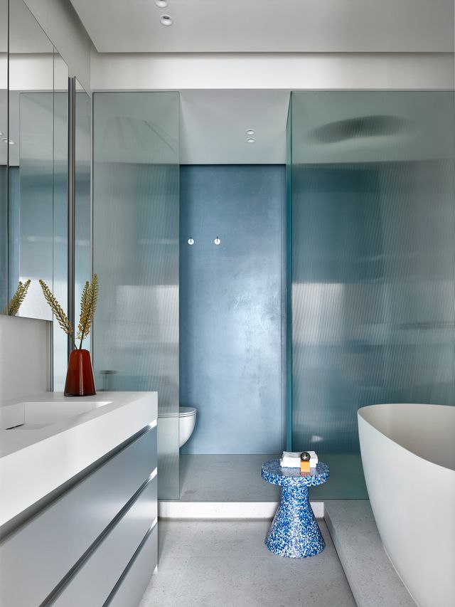 salle de bain bleue et blanche décoration design par Buro11