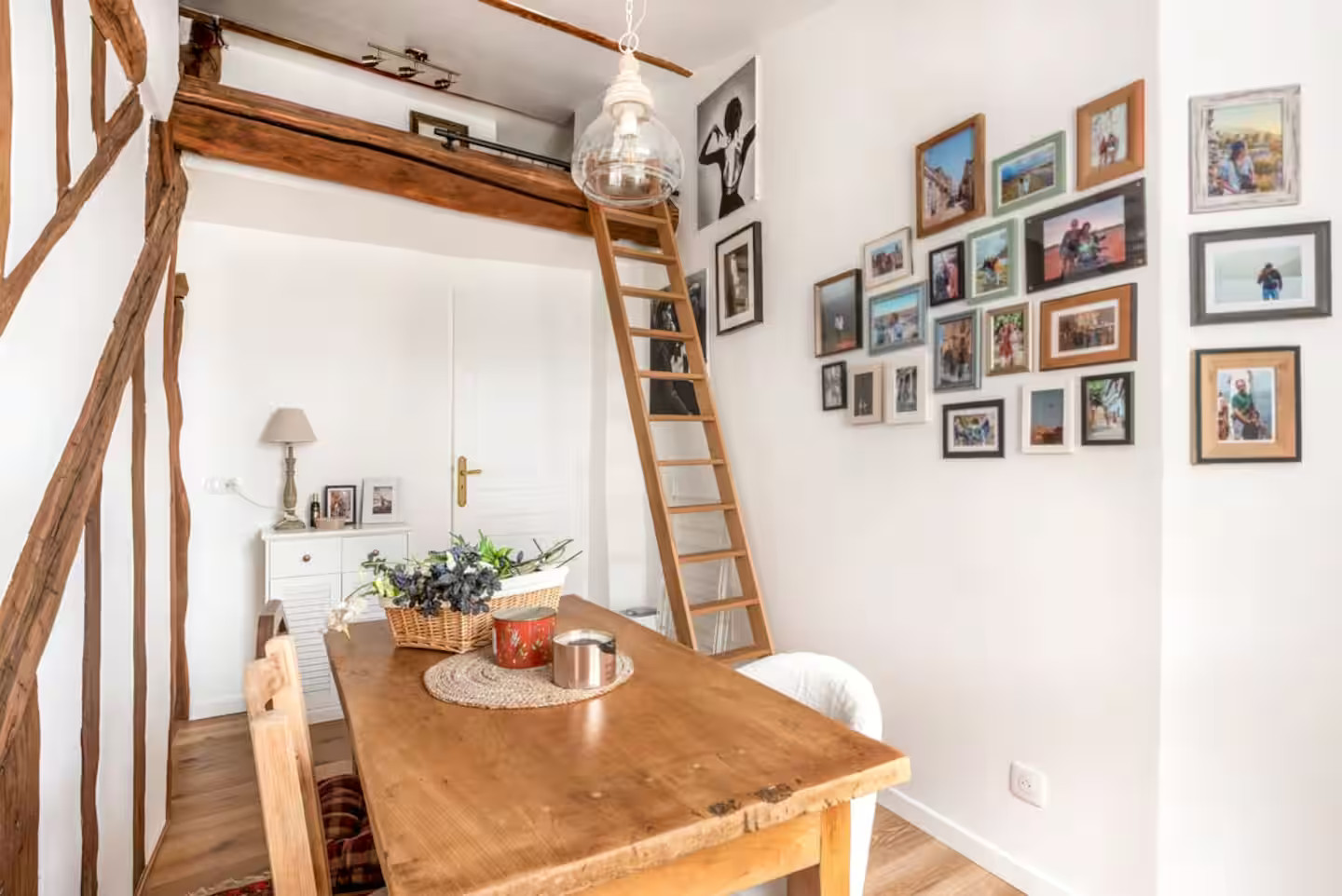 salle à manger avec poutres et mezzanine appartement Paris proche Saint-Eustache