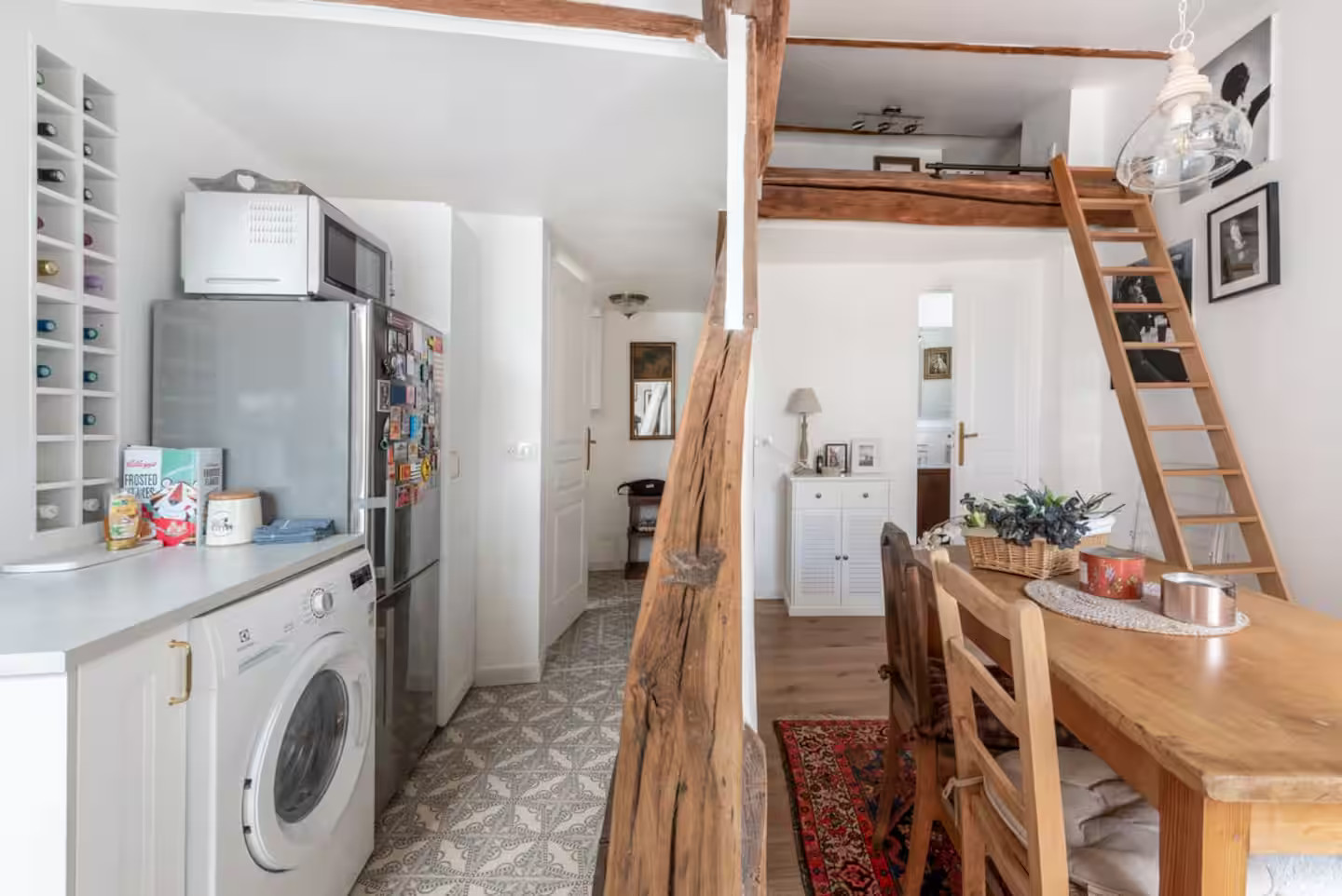 cuisine et salle à manger avec poutres appartement Paris proche Saint-Eustache