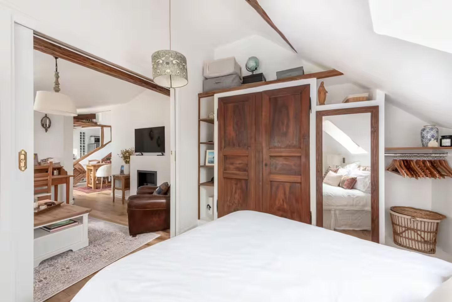 chambre avec poutres appartement Paris proche Saint-Eustache